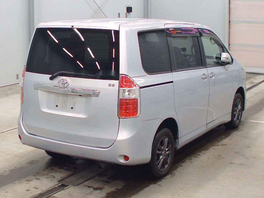 2009 Toyota Noah ZRR75G[1]