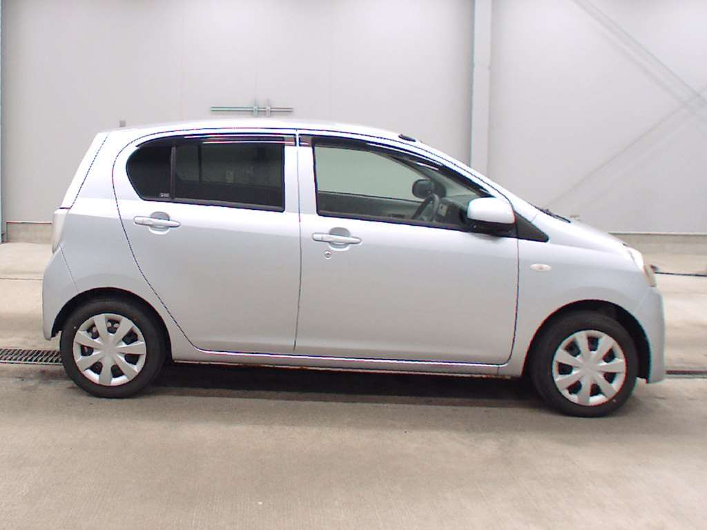 2011 Daihatsu Mira es LA300S[2]