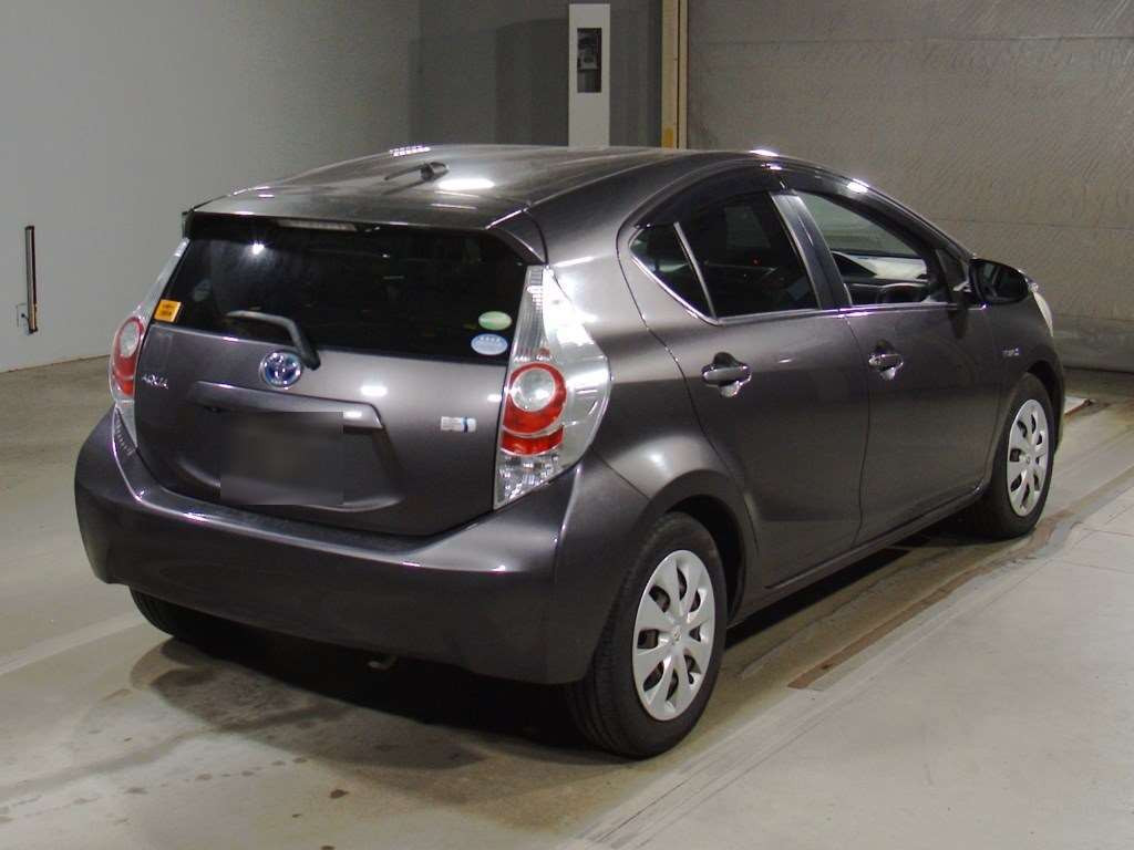 2013 Toyota Aqua NHP10[1]