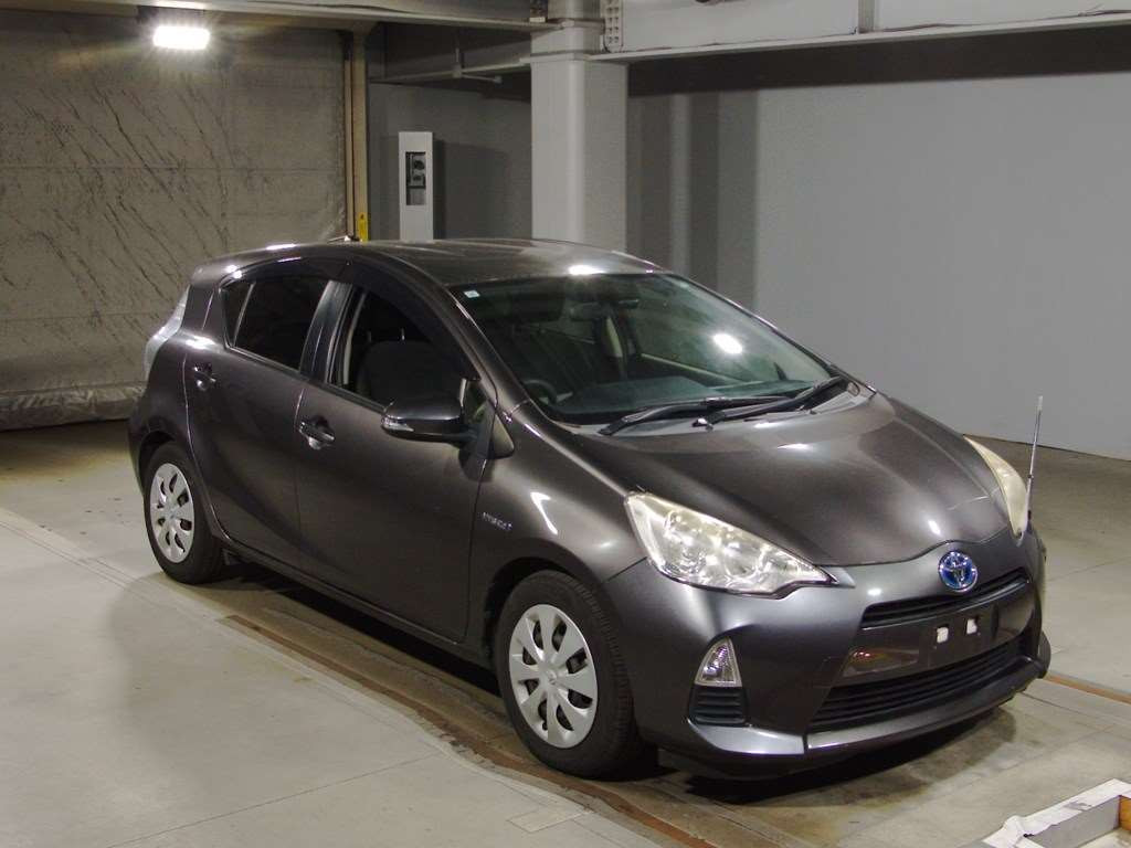 2013 Toyota Aqua NHP10[2]