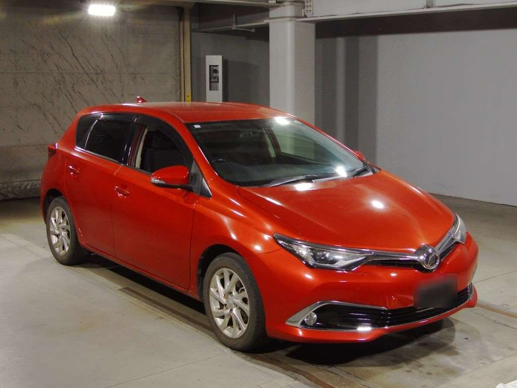 2015 Toyota Auris NZE181H[2]