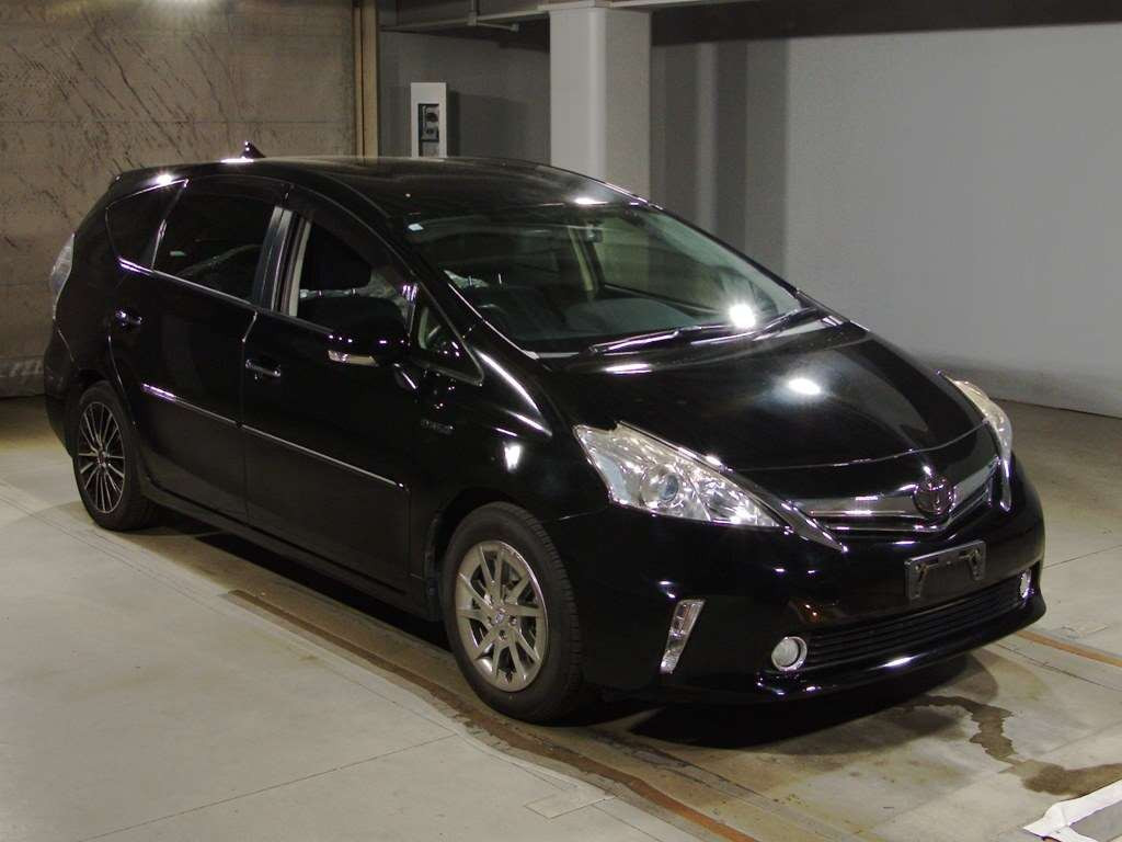 2014 Toyota Prius alpha ZVW41W[2]