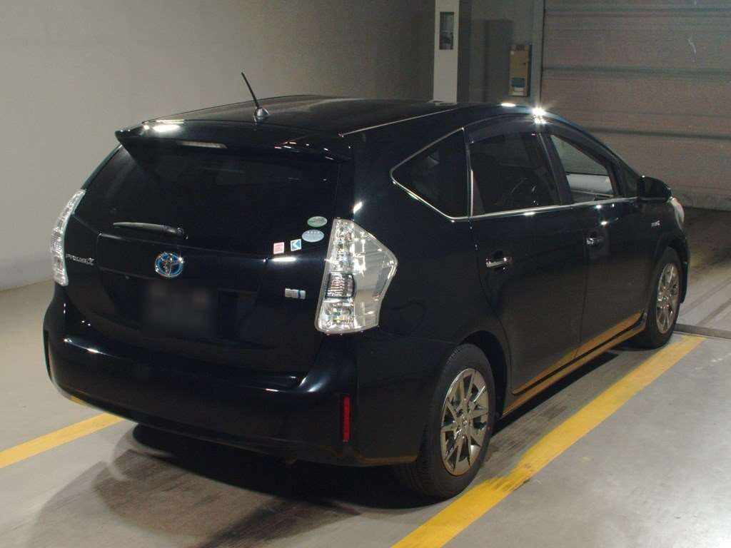 2014 Toyota Prius alpha ZVW41W[1]