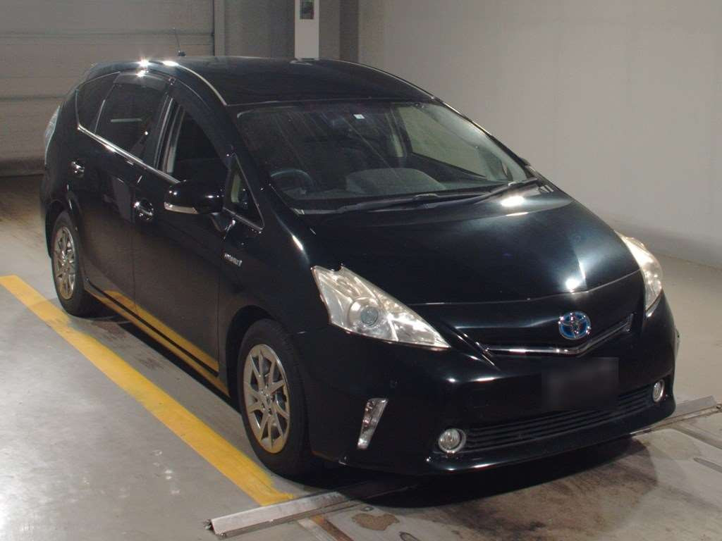 2014 Toyota Prius alpha ZVW41W[2]