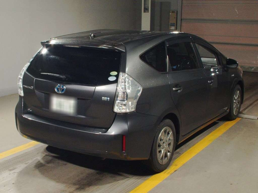 2014 Toyota Prius alpha ZVW41W[1]