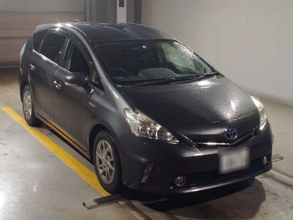 2014 Toyota Prius alpha ZVW41W[2]