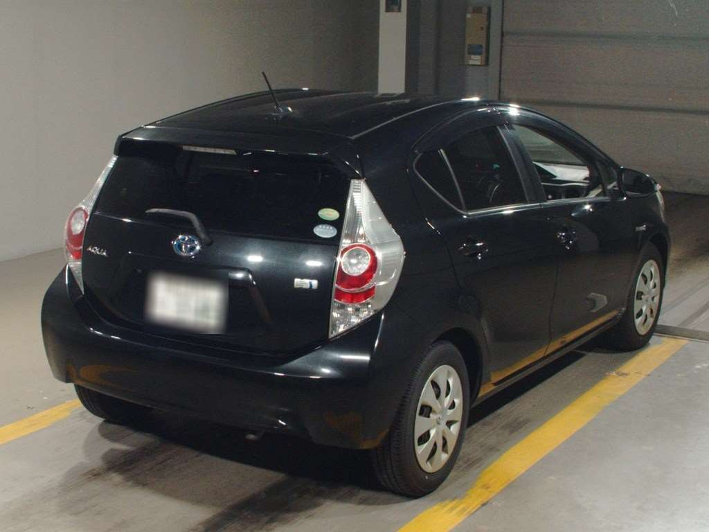 2013 Toyota Aqua NHP10[1]