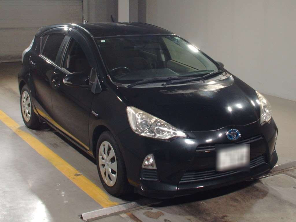 2013 Toyota Aqua NHP10[2]