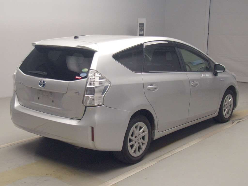 2012 Toyota Prius alpha ZVW40W[1]