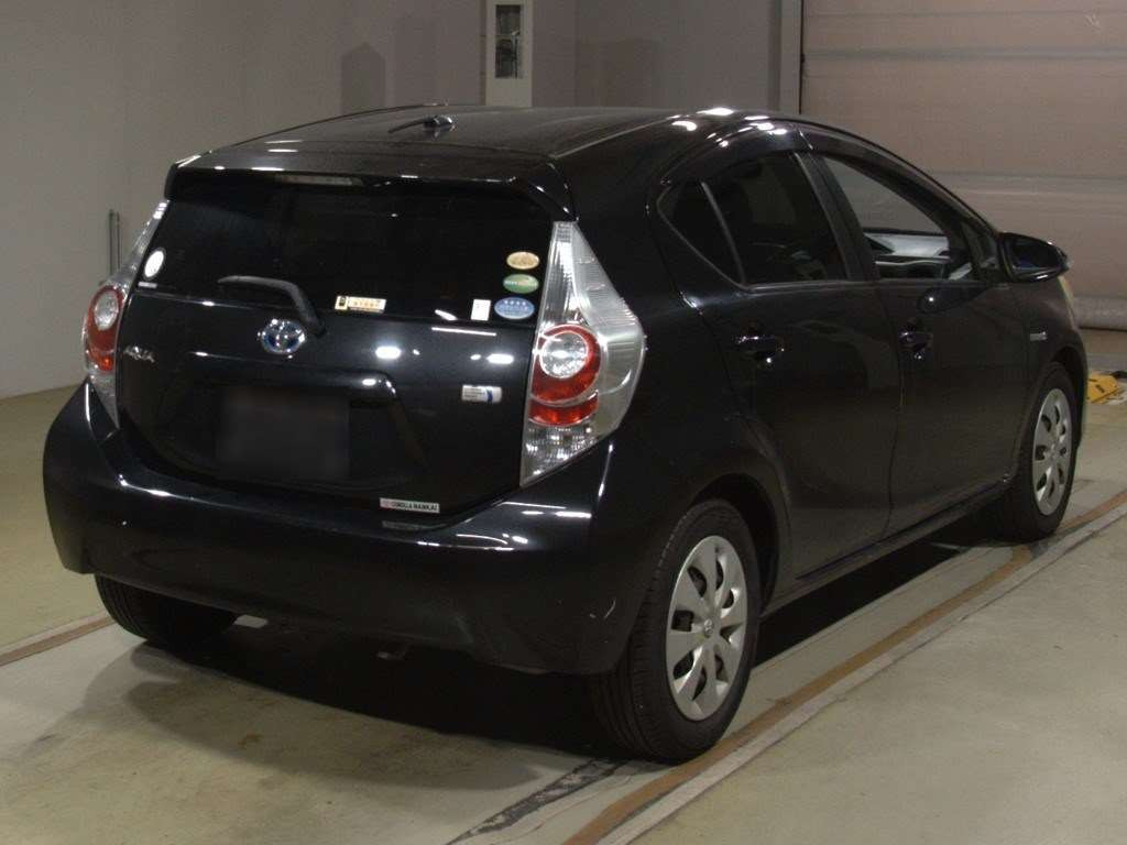 2013 Toyota Aqua NHP10[1]