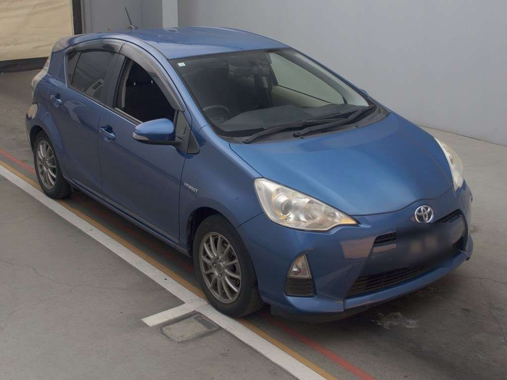 2012 Toyota Aqua NHP10[2]