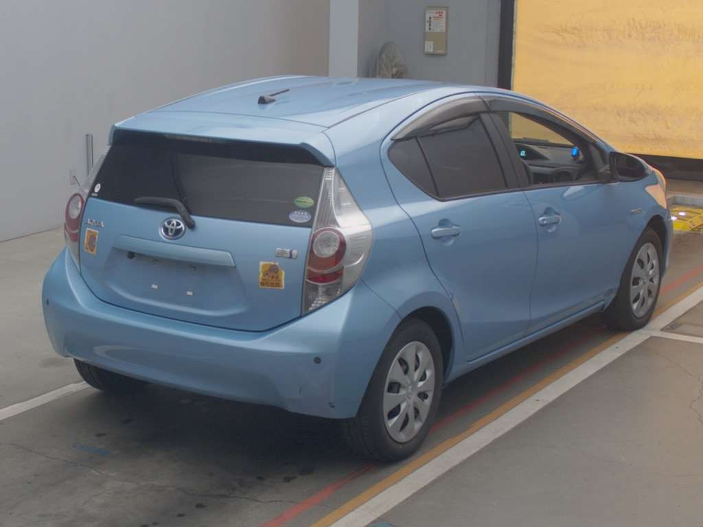 2013 Toyota Aqua NHP10[1]