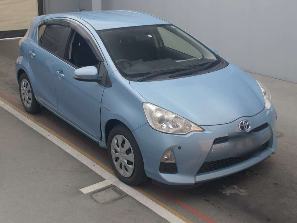 2013 Toyota Aqua NHP10[2]