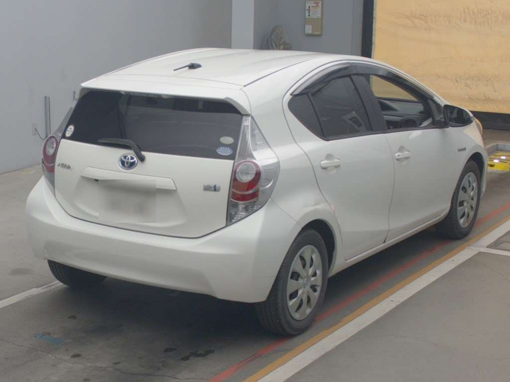 2012 Toyota Aqua NHP10[1]