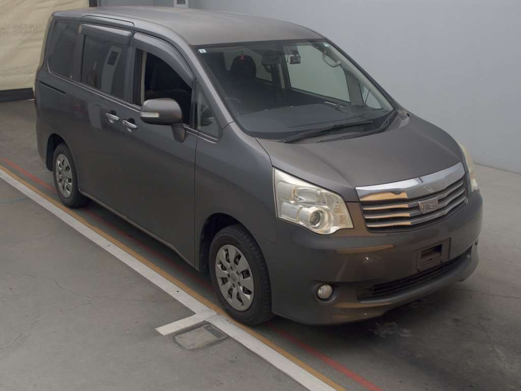 2011 Toyota Noah ZRR70G[2]