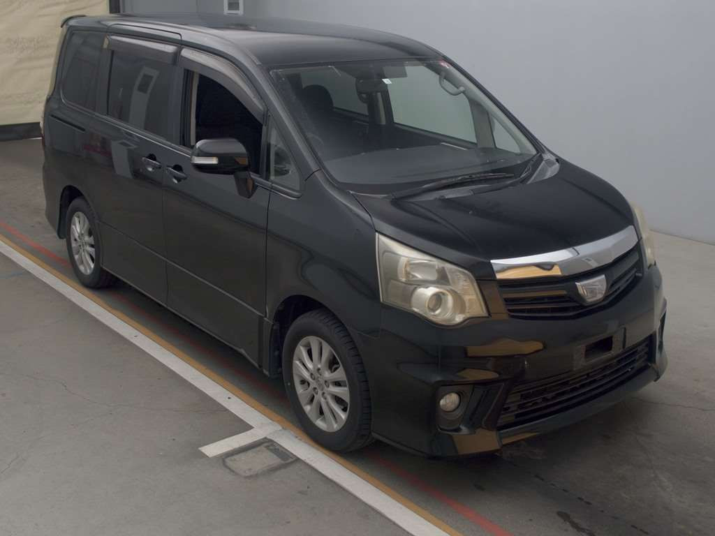 2010 Toyota Noah ZRR70W[2]