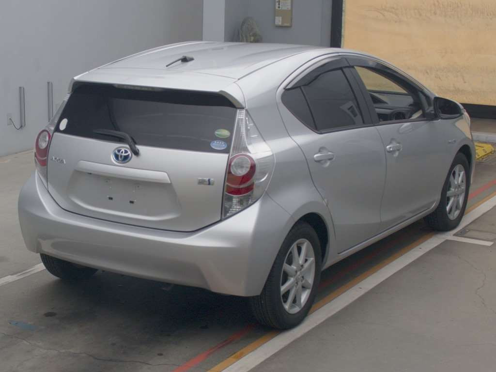 2012 Toyota Aqua NHP10[1]