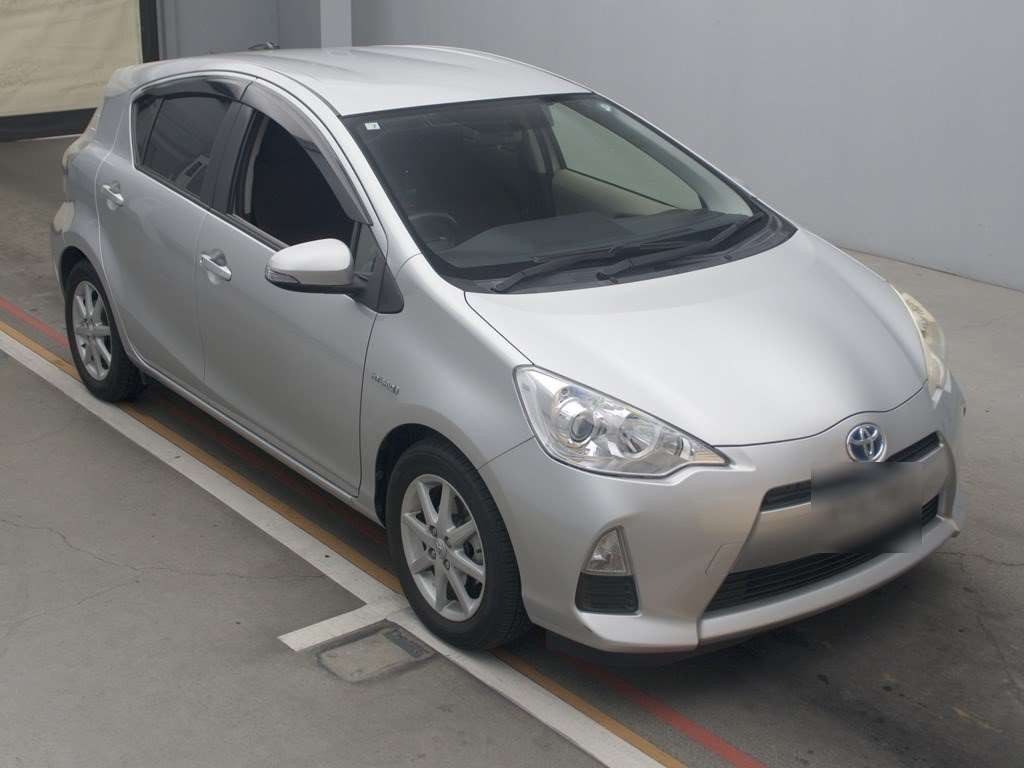 2012 Toyota Aqua NHP10[2]