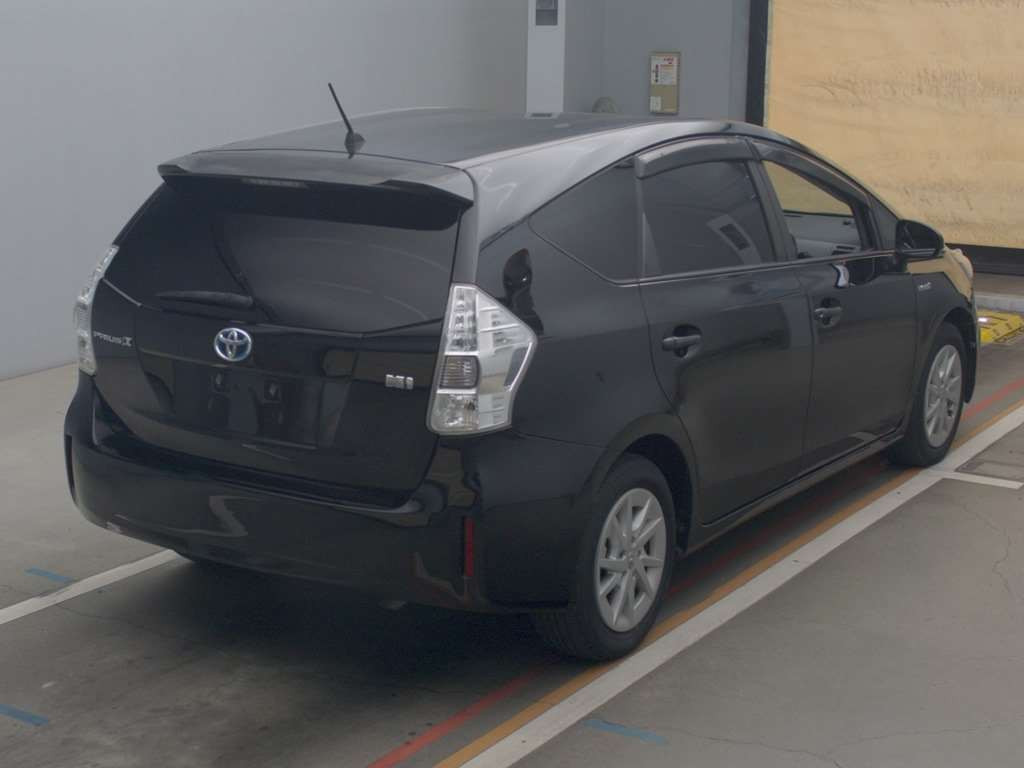 2012 Toyota Prius alpha ZVW41W[1]