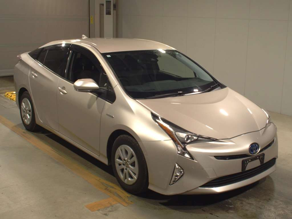 2017 Toyota Prius ZVW50[2]