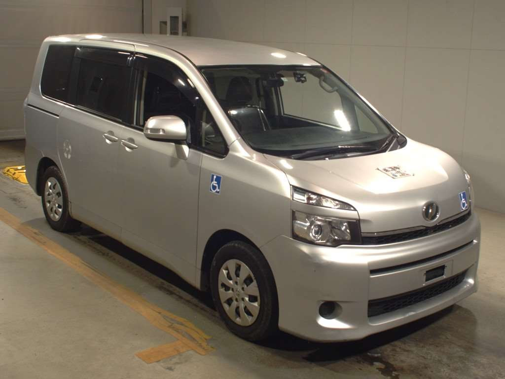 2013 Toyota Voxy ZRR70G[2]