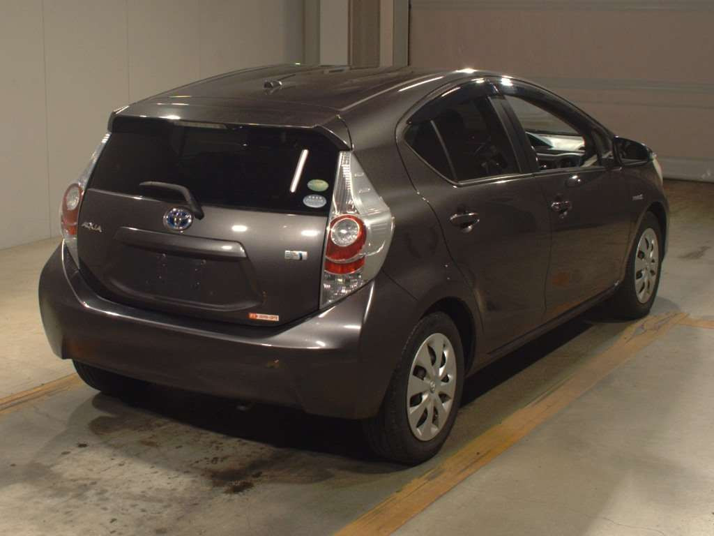 2012 Toyota Aqua NHP10[1]