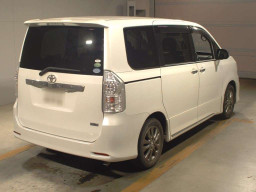 2013 Toyota Voxy