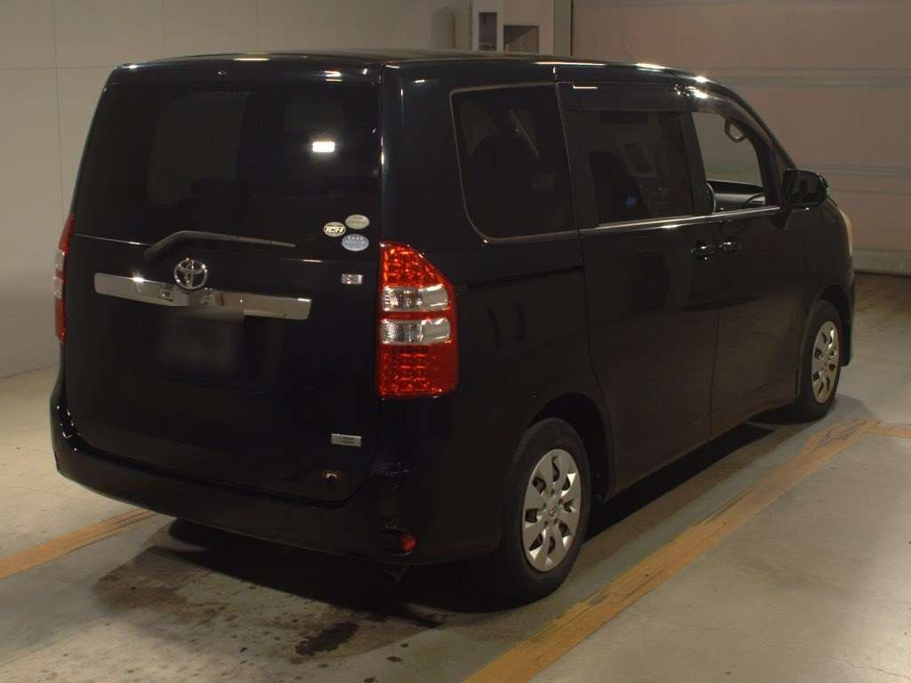 2011 Toyota Noah ZRR70G[1]