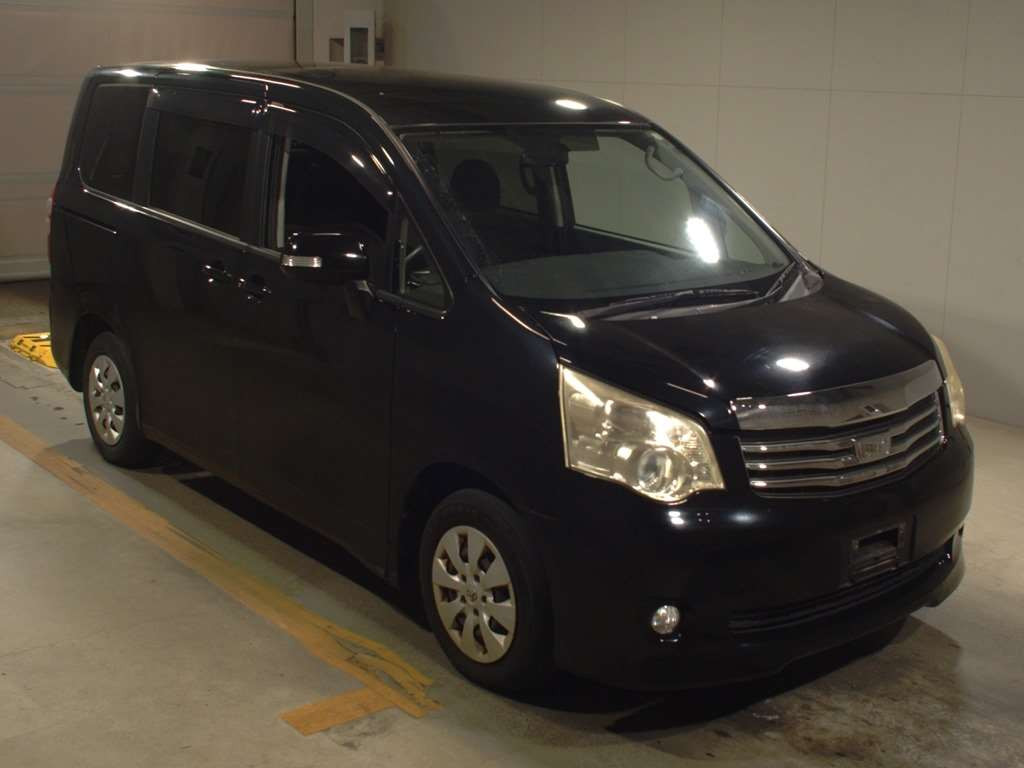 2011 Toyota Noah ZRR70G[2]