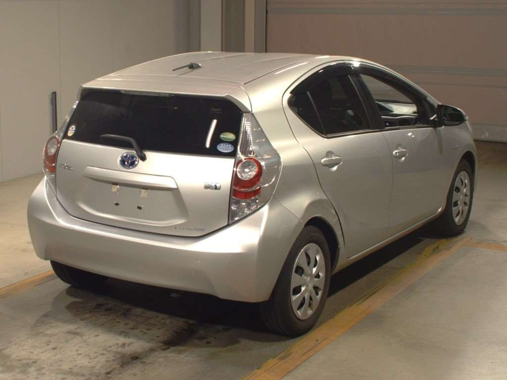 2013 Toyota Aqua NHP10[1]