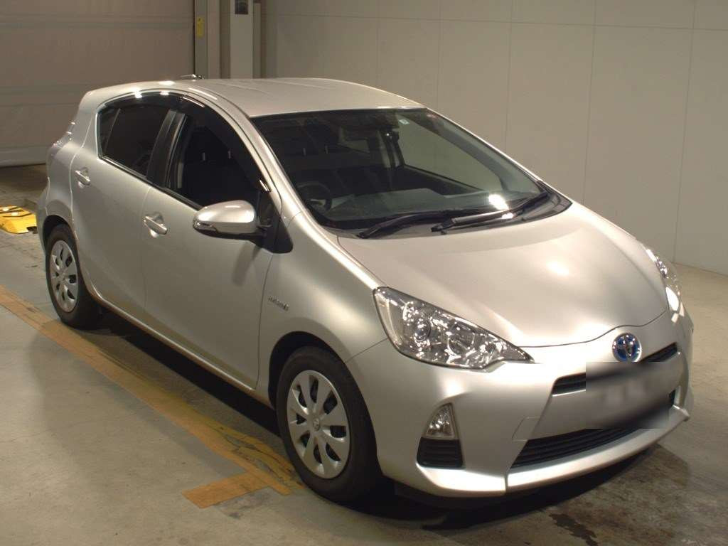 2013 Toyota Aqua NHP10[2]