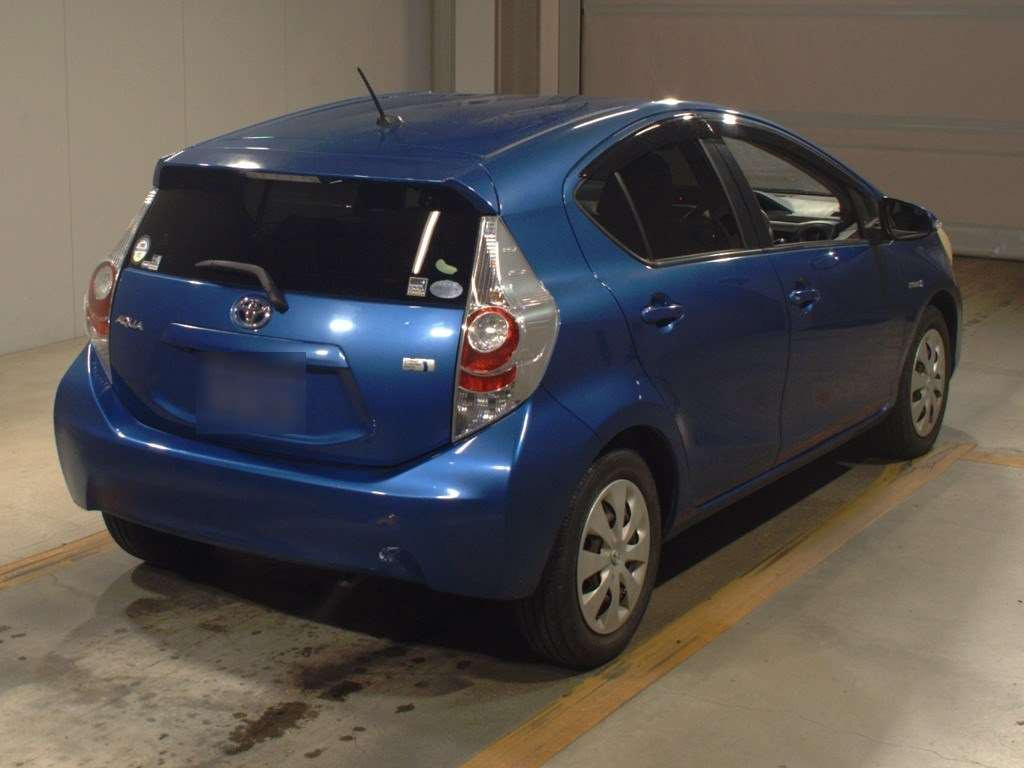 2013 Toyota Aqua NHP10[1]