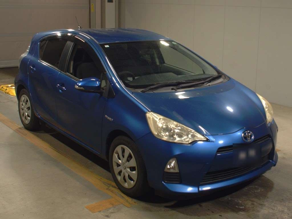 2013 Toyota Aqua NHP10[2]