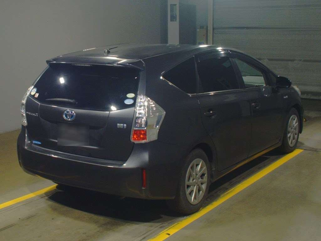 2012 Toyota Prius alpha ZVW41W[1]