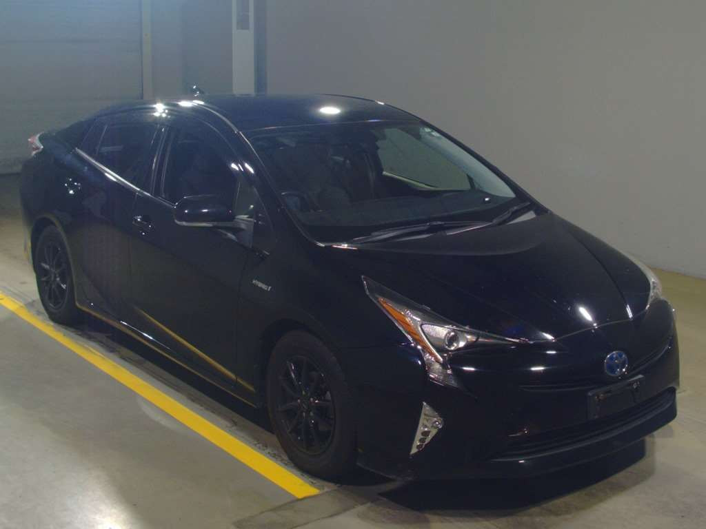 2017 Toyota Prius ZVW50[2]