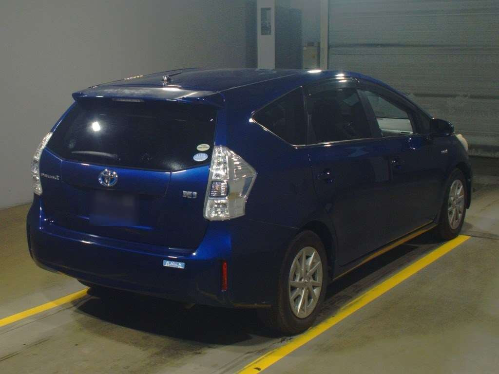 2011 Toyota Prius alpha ZVW41W[1]