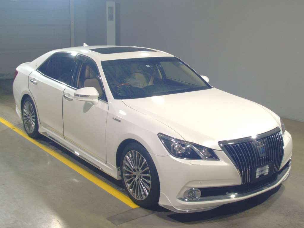 2014 Toyota Crown Majesta GWS214[2]