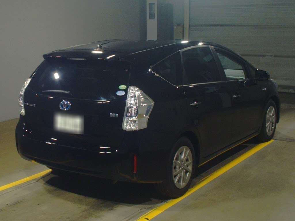 2014 Toyota Prius alpha ZVW40W[1]