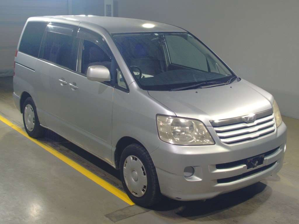 2004 Toyota Noah AZR60G[2]