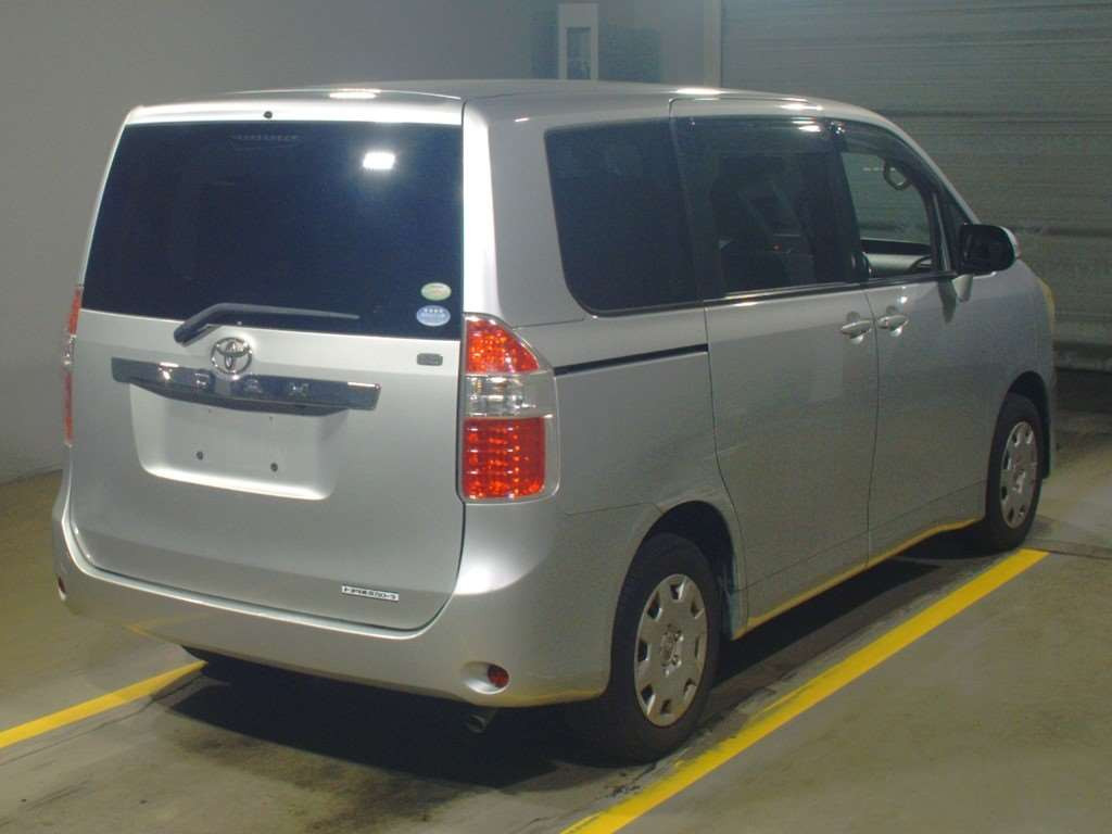 2010 Toyota Noah ZRR70G[1]