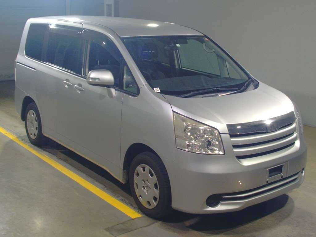 2010 Toyota Noah ZRR70G[2]