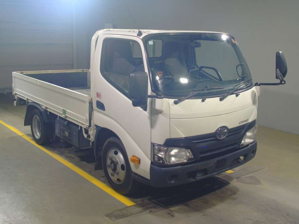 2017 Toyota Dyna Truck XZC605[2]