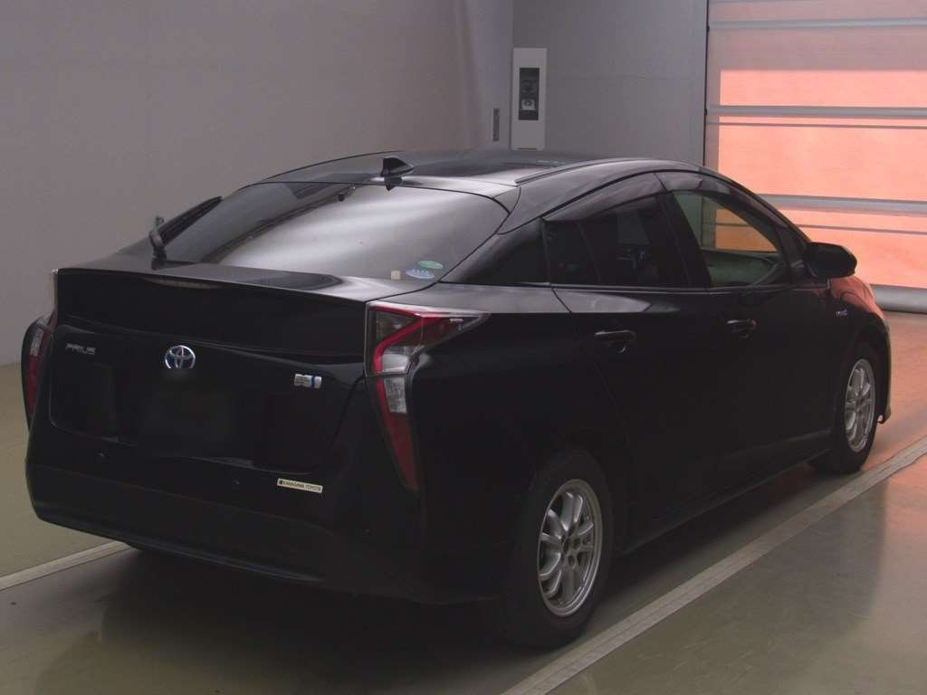 2017 Toyota Prius ZVW50[1]