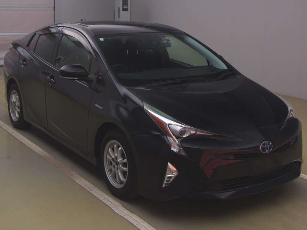 2017 Toyota Prius ZVW50[2]