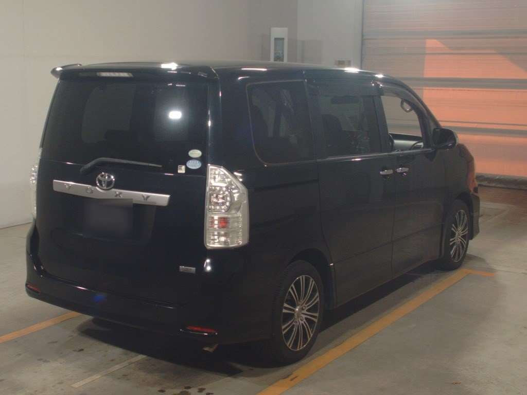 2011 Toyota Voxy ZRR70W[1]