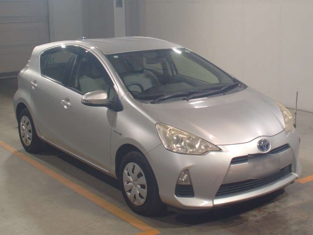 2012 Toyota Aqua NHP10[2]