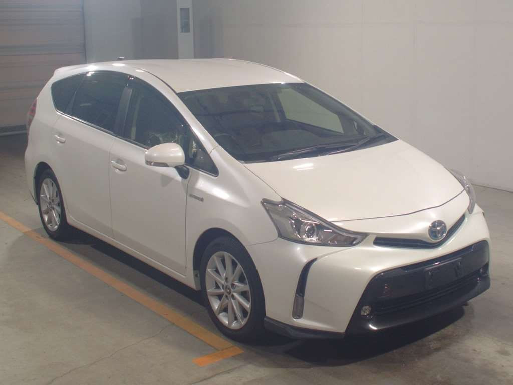 2016 Toyota Prius alpha ZVW41W[2]