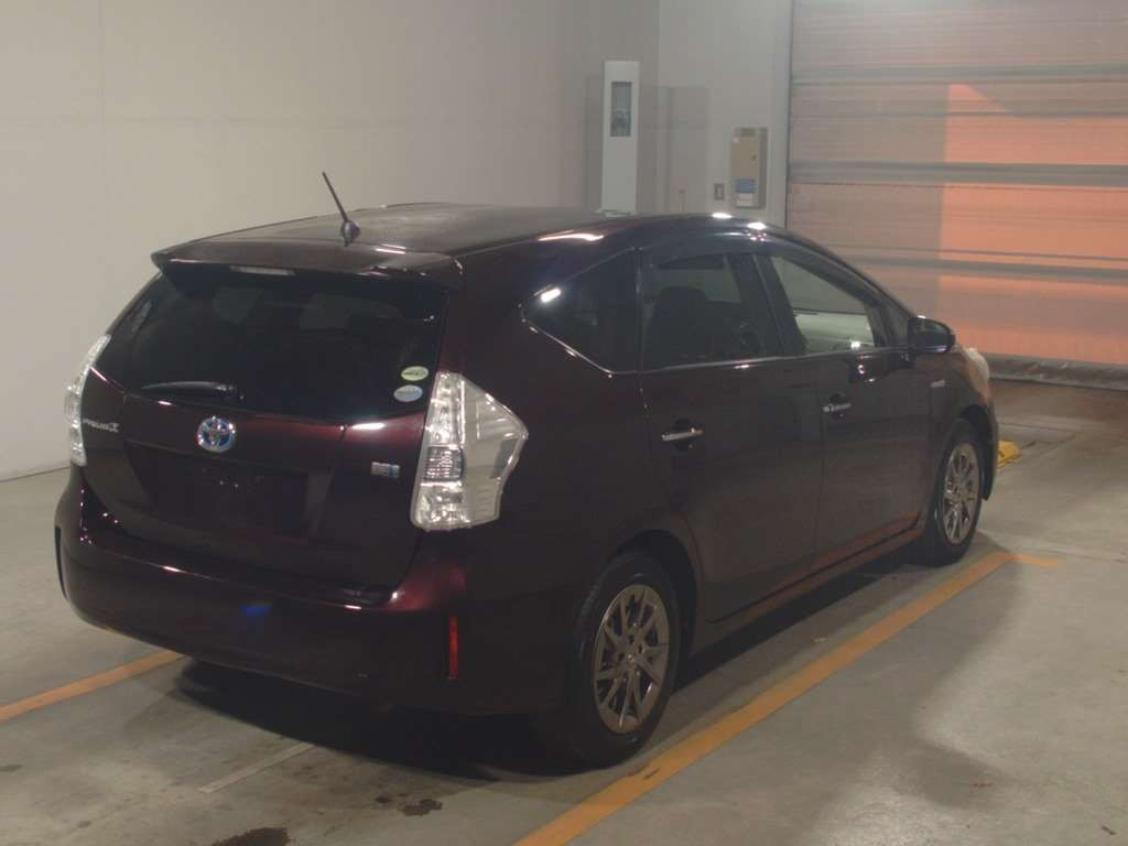 2013 Toyota Prius alpha ZVW40W[1]