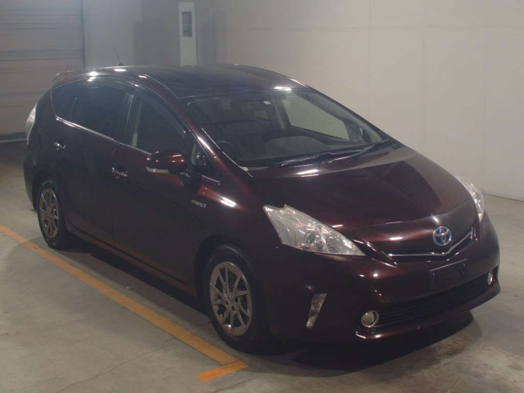 2013 Toyota Prius alpha ZVW40W[2]