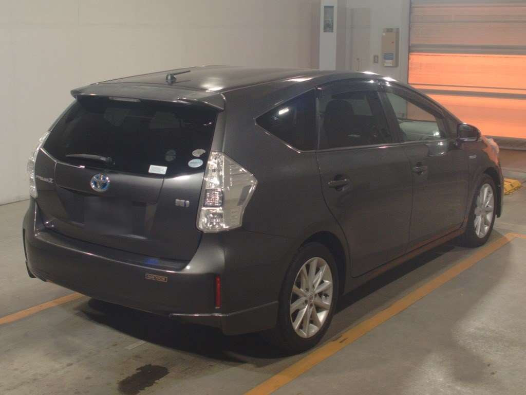 2011 Toyota Prius alpha ZVW41W[1]